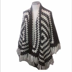 VINTAGE HANDMADE 70s KNIT FRINGED PONCHO S…